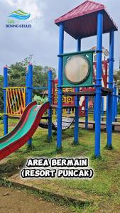 un parco giochi con uno scivolo in un parco di Villa Bening Geulis - Private Pool - Meja Billiard a Cikundul