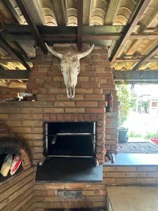 a bull skull on the wall of a brick oven at Pousada em Itupeva in Itupeva