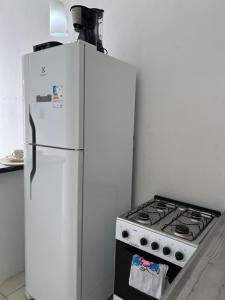 - un réfrigérateur blanc dans une cuisine à côté d'une cuisinière dans l'établissement Linhares beach, à Cabedelo