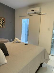 - une chambre avec 2 lits et la climatisation murale dans l'établissement Linhares beach, à Cabedelo