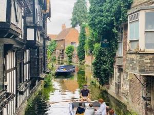 Khu vực xung quanh gần nhà nghỉ nhỏ