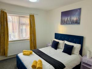 En eller flere senge i et værelse på Cosy Retreat Your Home Away