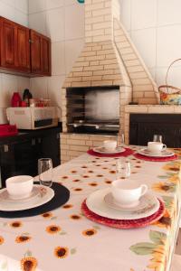 une table avec deux assiettes et deux verres sur une table avec une cheminée dans l'établissement Quartos para temporada na Atalaia, à Aracaju