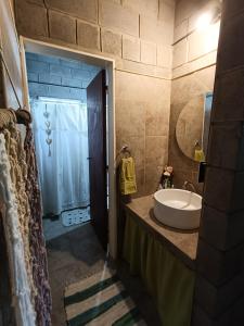 ein Badezimmer mit Waschbecken und Dusche in der Unterkunft El Algarrobo Casa de campo en Cabalango in Cavalango + 28 Fotos