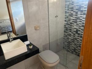 Et badeværelse på Ibiza Inn Suítes Uberaba + 23 billeder