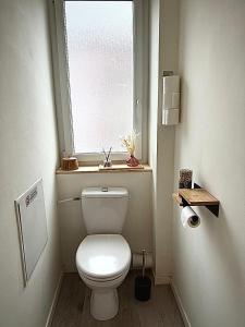 a small bathroom with a toilet and a window at Appartement cocooning proche de lille in Loos