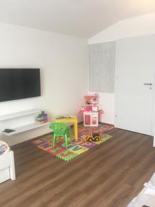 ein Kinderzimmer mit einem Tisch und einem TV in der Unterkunft Apartmány Zuberec 893 in Zuberec