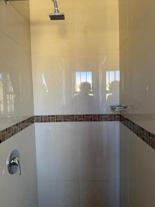 Et badeværelse på The Palms Bed & Breakfast