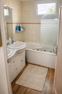 Koupelna v ubytování Chambre tout confort Saphir 1 à 3 P dans belle maison