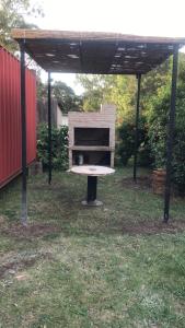 un rifugio per picnic con panchina in un cortile di Roma 1 a Playa Hermosa