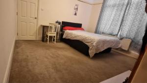 een kleine slaapkamer met een bed en een raam bij Premium Stay Experience in Bristol