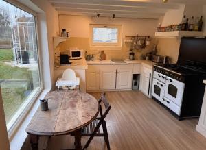 Kuchyň nebo kuchyňský kout v ubytování Charmante longère en plein coeur du Perche