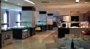 ベラにあるApartment in Marina Rey Complexのテーブル、キッチン、レストランが備わる広い客室です。