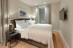 een slaapkamer met een groot bed en een raam bij Strandhafer in List