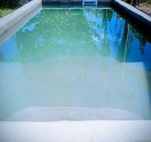 ein Pool mit blauem Wasser in einem Schwimmbecken in der Unterkunft Container House in Cacheuta