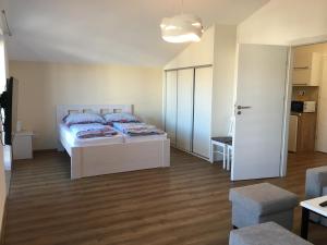 ein Schlafzimmer mit einem Bett und ein Zimmer mit einem Tisch in der Unterkunft Apartmány Zuberec 893 in Zuberec