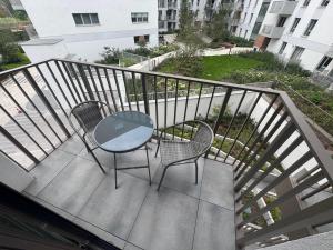 een glazen tafel en 2 stoelen op een balkon bij Żurawie II Popiełuszki 2A 51 in Gdańsk +4 foto's