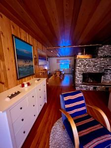 un soggiorno con camino in pietra e divano di Villa Lakeside a Utsjoki