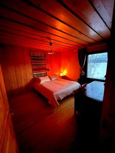 Camera rossa con 2 letti e finestra di Villa Lakeside a Utsjoki Altre 6 foto