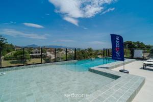 Swimmingpoolen hos eller tæt på Studios Modernos a 2km da Praia do Rosa - RSOs