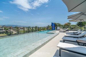 Swimmingpoolen hos eller tæt på Studios Modernos a 2km da Praia do Rosa - RSOs