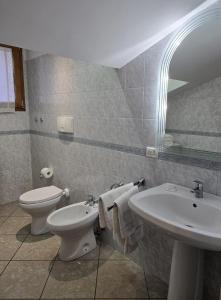a bathroom with a toilet and a sink at Mely House centralissimo in Castel di Sangro
