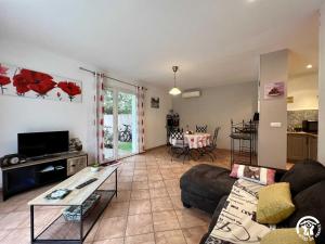 un salon avec un canapé et une table dans l'établissement Le gite du pech de saint jean, à Laredorte