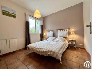 une chambre avec un lit et une fenêtre dans l'établissement Le gite du pech de saint jean, à Laredorte