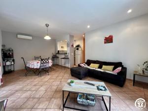 un salon avec un canapé et une table dans l'établissement Le gite du pech de saint jean, à Laredorte 8 autres photos