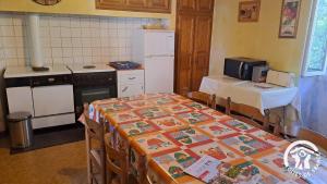 Nhà bếp/bếp nhỏ tại Au pre vert +13 ảnh