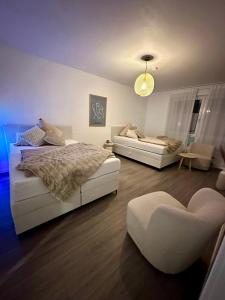 En eller flere senge i et værelse på Little Royal + 13 billeder