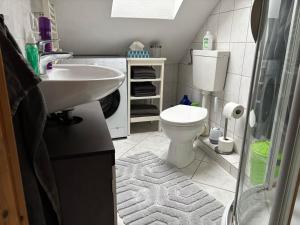 Et badeværelse på Tetzlaff - Ferienwohnungen am Deister, FeWo 2 + 15 billeder