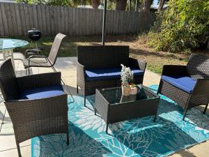 a patio with chairs and a table with an umbrella at Cozy Private Studio - 10 min Drive to Siesta Key Beach, Perfect for Couples in Sarasota