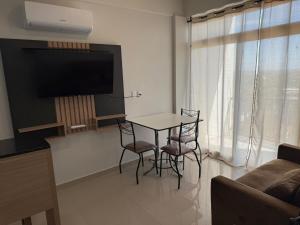 TV/trung tâm giải trí tại One-bedroom apartment with pool and grill