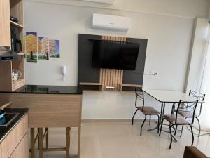 Nhà bếp/bếp nhỏ tại One-bedroom apartment with pool and grill