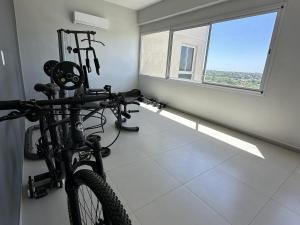 Phòng/tiện nghi tập thể dục tại One-bedroom apartment with pool and grill +1 ảnh