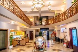 een hotellobby met een vissculptuur in het midden bij Hotel Lubumbashi in Lubumbashi +105 foto's