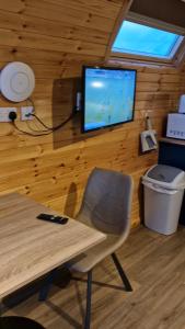 Et tv og/eller underholdning på Easkey Glamping Village