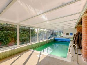 Hồ bơi trong/gần 3 Bed in Newton-on-Rawcliffe 88956