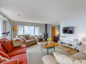 Posezení v ubytování 4 Bed in Bridport oc-86538