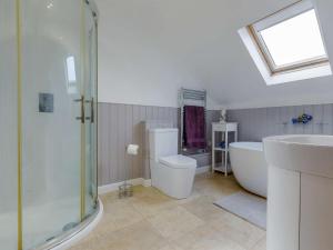 Koupelna v ubytování 4 Bed in Bridport oc-86538 + 28 fotografií