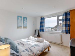 Postel nebo postele na pokoji v ubytování 4 Bed in Bridport oc-86538