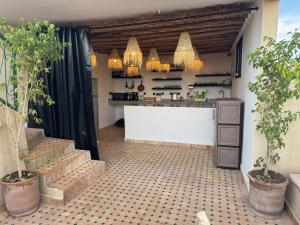 una cucina con bancone e alcune piante in vaso di Riad Douha a Marrakech Altre 38 foto