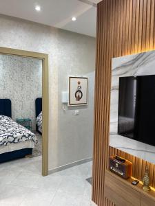 une chambre avec un lit et une télévision à écran plat dans l'établissement Charming, Peaceful Apartment, Sea, à Tanger