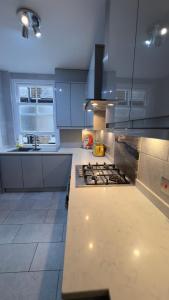 una cucina con piano cottura e forno di Sweet cozy room in Fulham a Londra