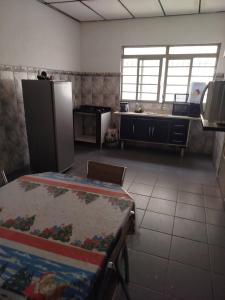 una cucina con frigorifero e piano di lavoro di Casa perto de Aparecida - Cantinho da Fé a Potim Altre 2 foto