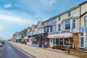 een rij gebouwen aan een stadsstraat bij Blackpool Lodge in Blackpool