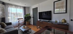 a living room with a flat screen tv on a wall at Casa Descanso Serena in La Serena