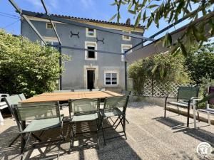 a table and chairs in front of a house at Peyret in Cépie +11 photos