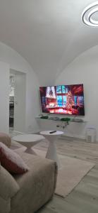 TV a/nebo společenská místnost v ubytování The Spot in Old Town with SAUNA & JACUZZI